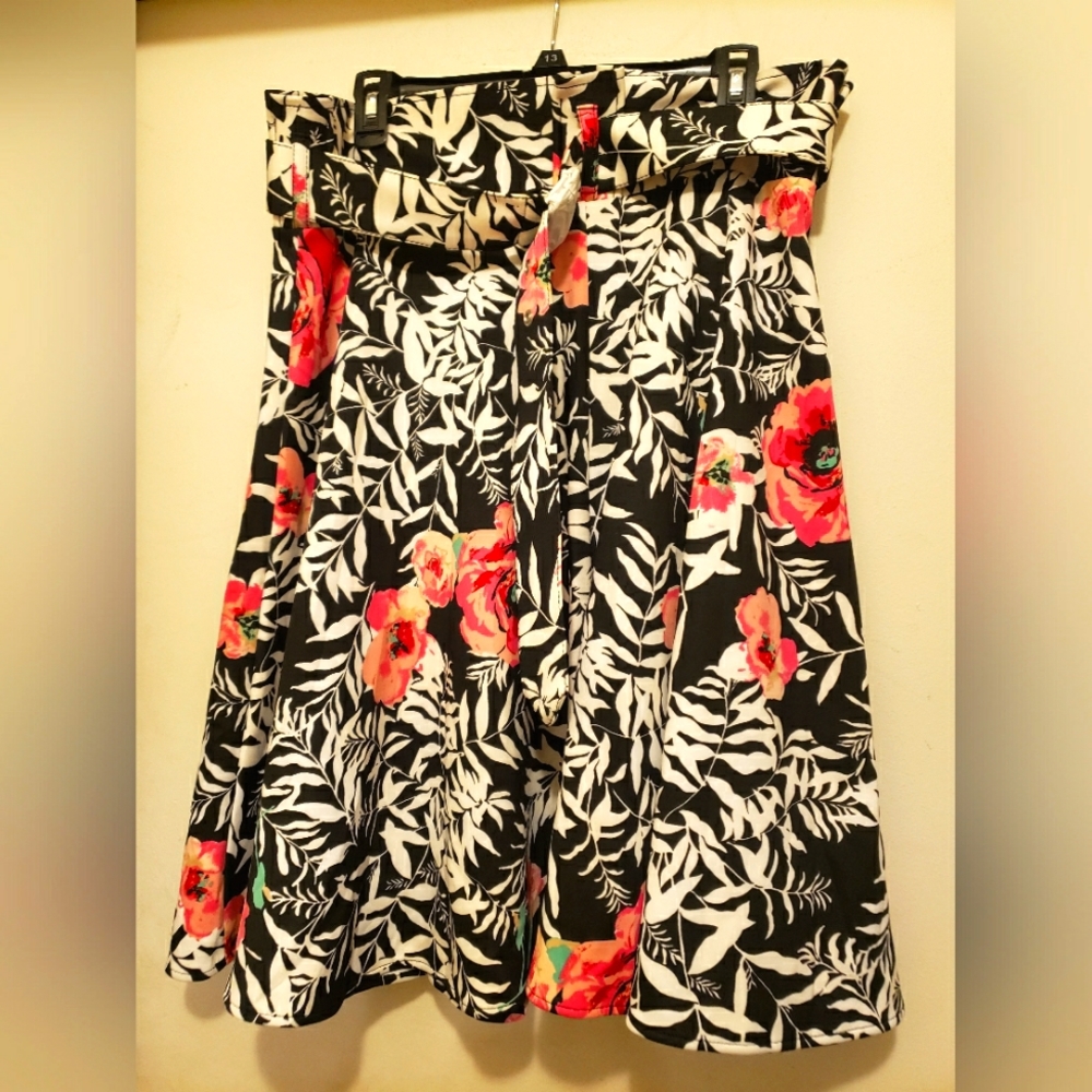 New York & Company 7th Avenue Black, White & Pink Floral Print Skirt size 14